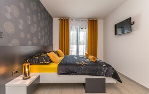 2 quartos, ferros/tábuas de passar roupa, berço de viagem