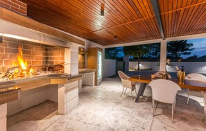 تناول الطعام بالخارج