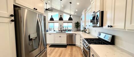 Refrigerador, microondas, horno y parrilla de estufa