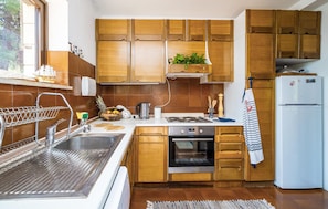 Fridge, oven, stovetop, dishwasher