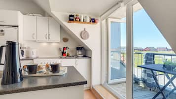 Køleskab, kogeplade, kaffe-/temaskine