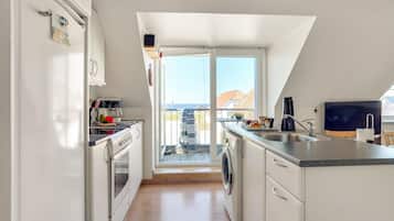 Køleskab, kogeplade, kaffe-/temaskine