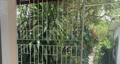 Cozy Entire home in Spanish Town