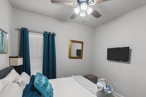 4 bedrooms, desk, iron/ironing board, free WiFi - Zen House, a peaceful sanctuary! Tv in each room. (Shreveport)