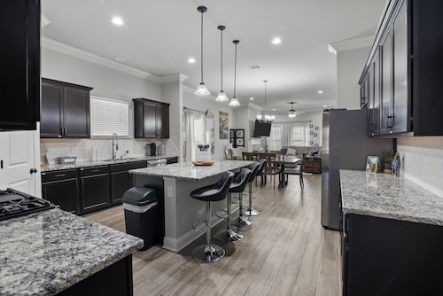 Zen House, a peaceful sanctuary! Tv in each room.