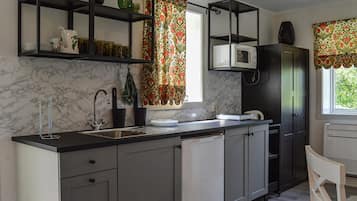 KylskÄp, spishÀll och kaffe- och tebryggare