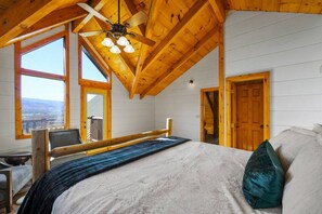 5 habitaciones, escritorio y tabla de planchar con plancha 