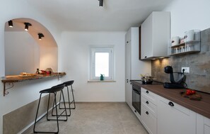 Køleskab, mikrobølgeovn, kogeplade, opvaskemaskine