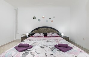 2 bedrooms, travel cot, free WiFi, bed sheets