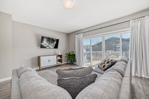 Smart TV, video games, offices, printers - Spacious Home w/ Sauna & Fenced Yard w/ BBQ, Pet-Friendly, Sleeps 10, King Beds (Calgary)
