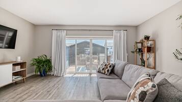 Een smart-tv, videogames, een kantoor en een printer