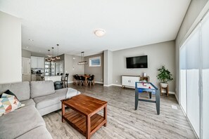 Smart TV, video games, offices, printers - Spacious Home w/ Sauna & Fenced Yard w/ BBQ, Pet-Friendly, Sleeps 10, King Beds (Calgary)