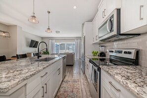 Een koelkast, een magnetron, een oven, een kookplaat