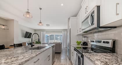 2 KING BEDS - Sleeps 10 - Pet Friendly - Fenced - Great Location SE 3 + 1 Rooms