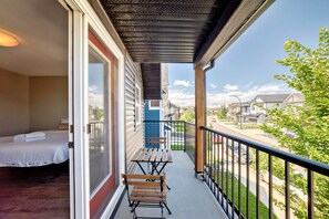Terrace/patio - Spacious Home w/ Sauna & Fenced Yard w/ BBQ, Pet-Friendly, Sleeps 10, King Beds (Calgary)