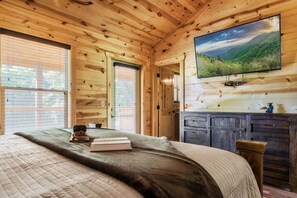 4 habitaciones, escritorio y tabla de planchar con plancha 