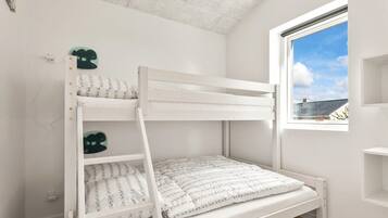 5 bedrooms, travel crib, free WiFi