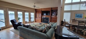 Smart TV, fireplace, stereo