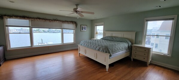 6 bedrooms, desk, iron/ironing board, travel cot