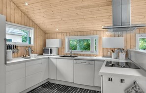 Fridge, microwave, oven, stovetop - Stunning home in Højby with WiFi (Højby)
