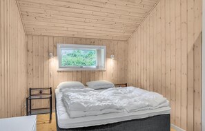 3 bedrooms, travel cot, free WiFi - Stunning home in Højby with WiFi (Højby)