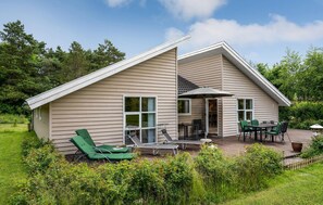 Outdoor dining - Stunning home in Højby with WiFi (Højby)