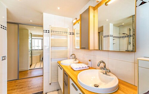 Nice home in Breukeleveen with WiFi
