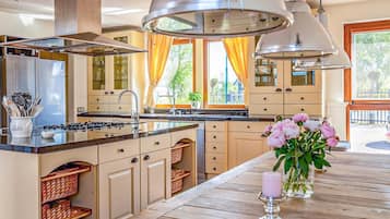 Geladeira, fogão, cooktop, lava-louças
