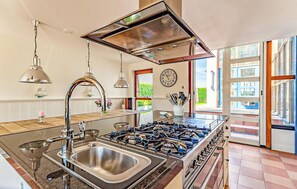 Fridge, microwave, oven, stovetop - Nice home in Breukeleveen with WiFi (Breukeleveen)