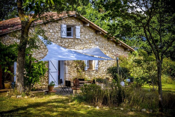 Exterior - Chambres d'hôtes, Stella - Quiet former sheepfold with swimming pool and panoramic view (Touget)