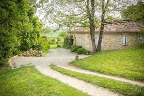 Property grounds - Chambres d'hôtes, Stella - Quiet former sheepfold with swimming pool and panoramic view (Touget)