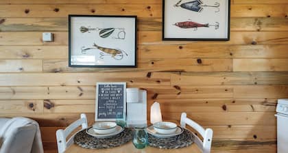 Montana cozy cabin with million $ views of Flathead Valley, 30 miles to Glacier