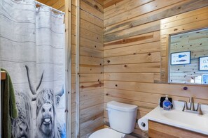 Dusj, hårføner, håndklær og såpe