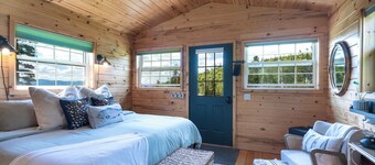 Montana cozy cabin with million $ views of Flathead Valley, 30 miles to Glacier