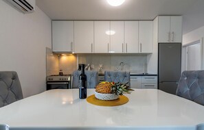 ثلاجة، فرن، موقد طهي مسطح، غسالة أطباق