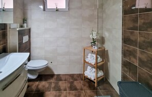 Shower, hair dryer - Beautiful home in Skabrnja with sauna (Skabrnja)