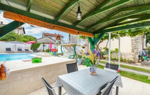 Outdoor dining - 2 bedroom nice apartment in Valbandon (Valbandon)