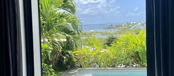 Panoramic sea view and large swimming pool 5 minutes from Orient Baie beach