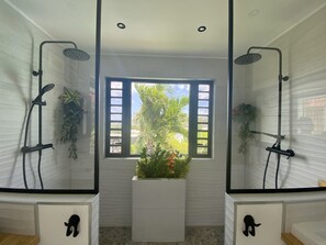 Dusche, Haartrockner, Handtücher, Toilettenpapier