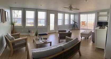 Cozy riverfront cottage with an amazing view, minutes from downtown New Bern.