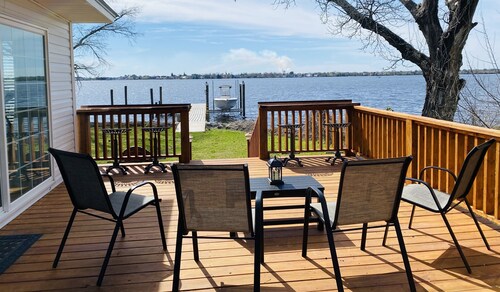 Cozy riverfront cottage with an amazing view, minutes from downtown New Bern.