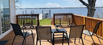 Cozy riverfront cottage with an amazing view, minutes from downtown New Bern.
