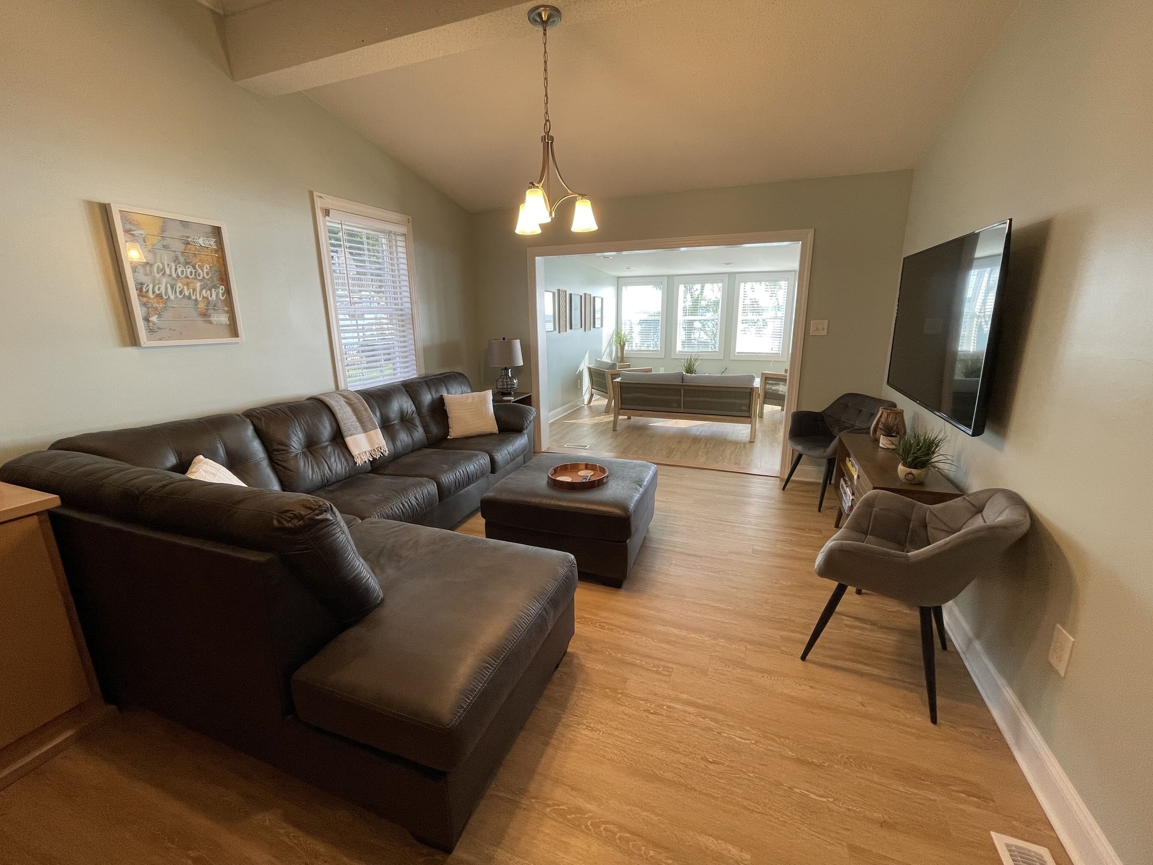 TV connectée, livres, écrans d'ordinateur