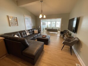 Älytelevisio, kirjoja, tietokoneen näyttö