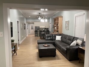 Älytelevisio, kirjoja, tietokoneen näyttö