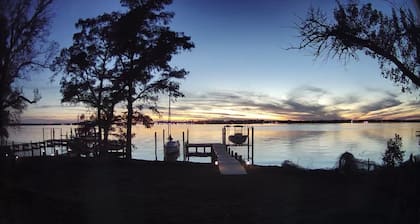 Cozy riverfront cottage with an amazing view, minutes from downtown New Bern.