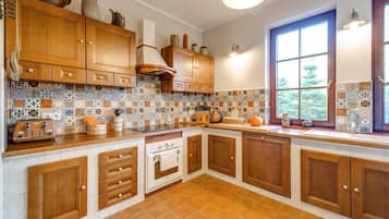 Fridge, stovetop, dishwasher, coffee/tea maker