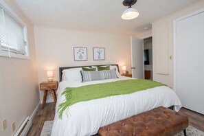 5 chambres, bureau, fer et planche à repasser, lit de bébé portatif