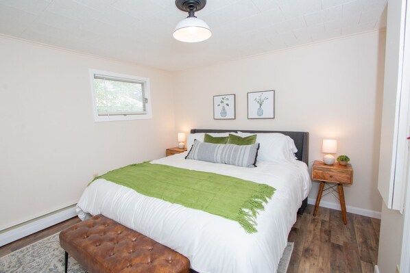 5 bedrooms, desk, iron/ironing board, travel cot
