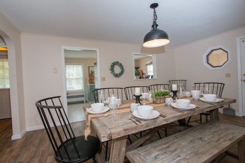 Spacious Retreat, High Speed Wi-Fi! Walk To Lake and Camp of the Woods!